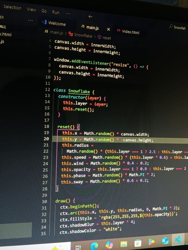 Código JavaScript en un editor que define una clase para animar copos de nieve.