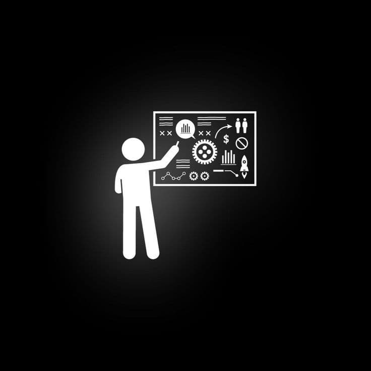 Persona blanca señalando una pizarra con iconos de estrategia y negocios sobre fondo negro.